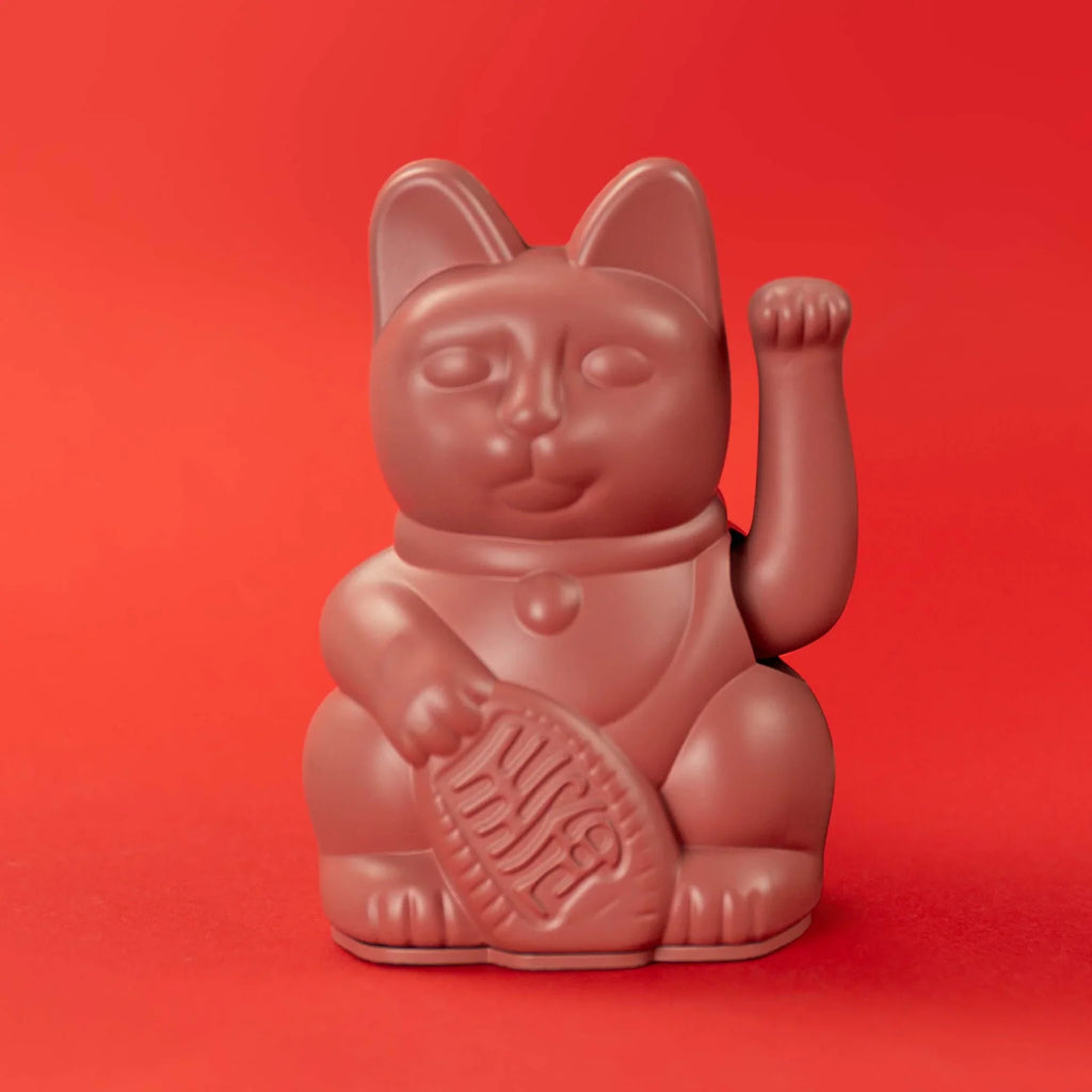 Mise en situation : Mini Chat Chanceux Fruits Rouges -  Édition MissPompadour – Donkey Products