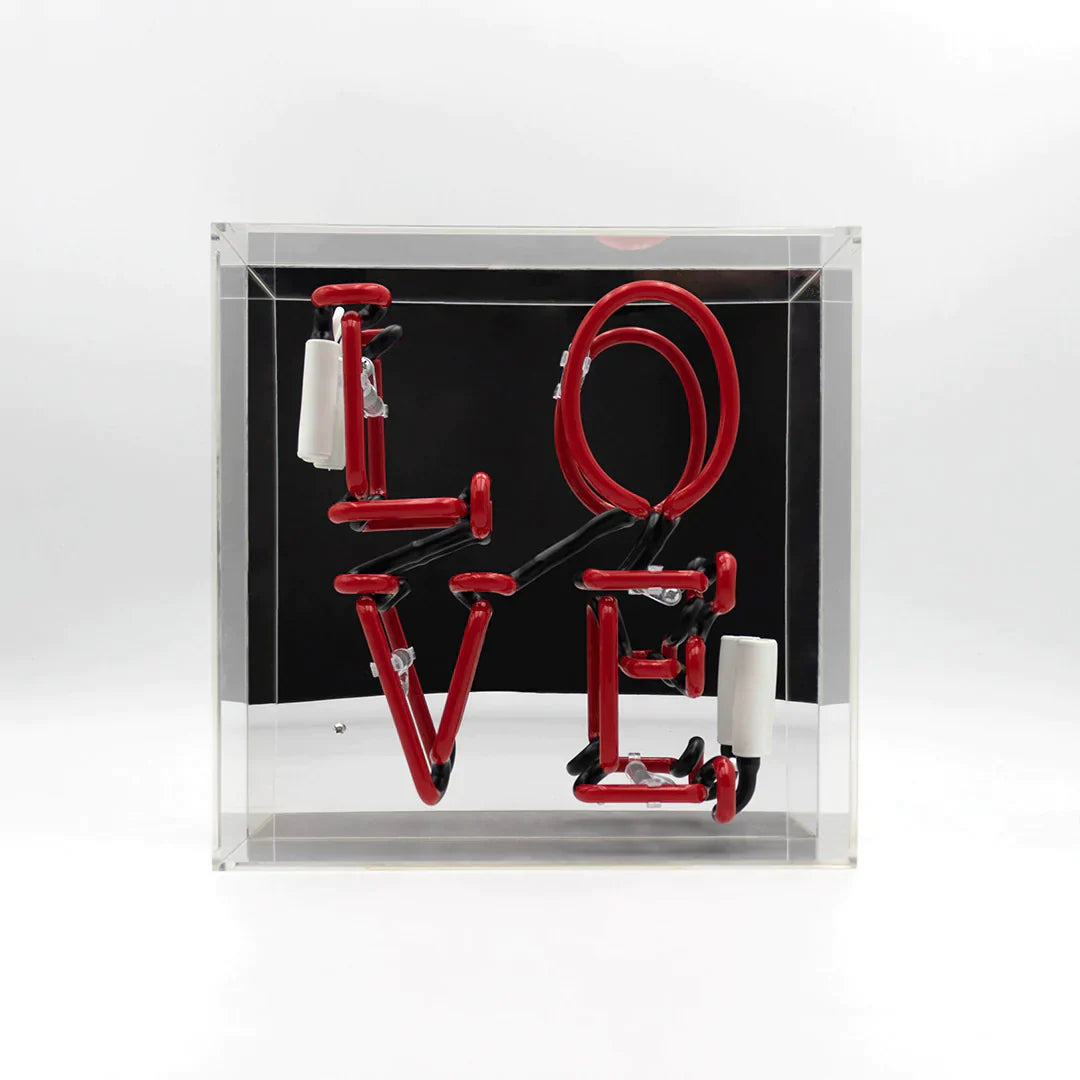Insegna al neon "LOVE" rossa
