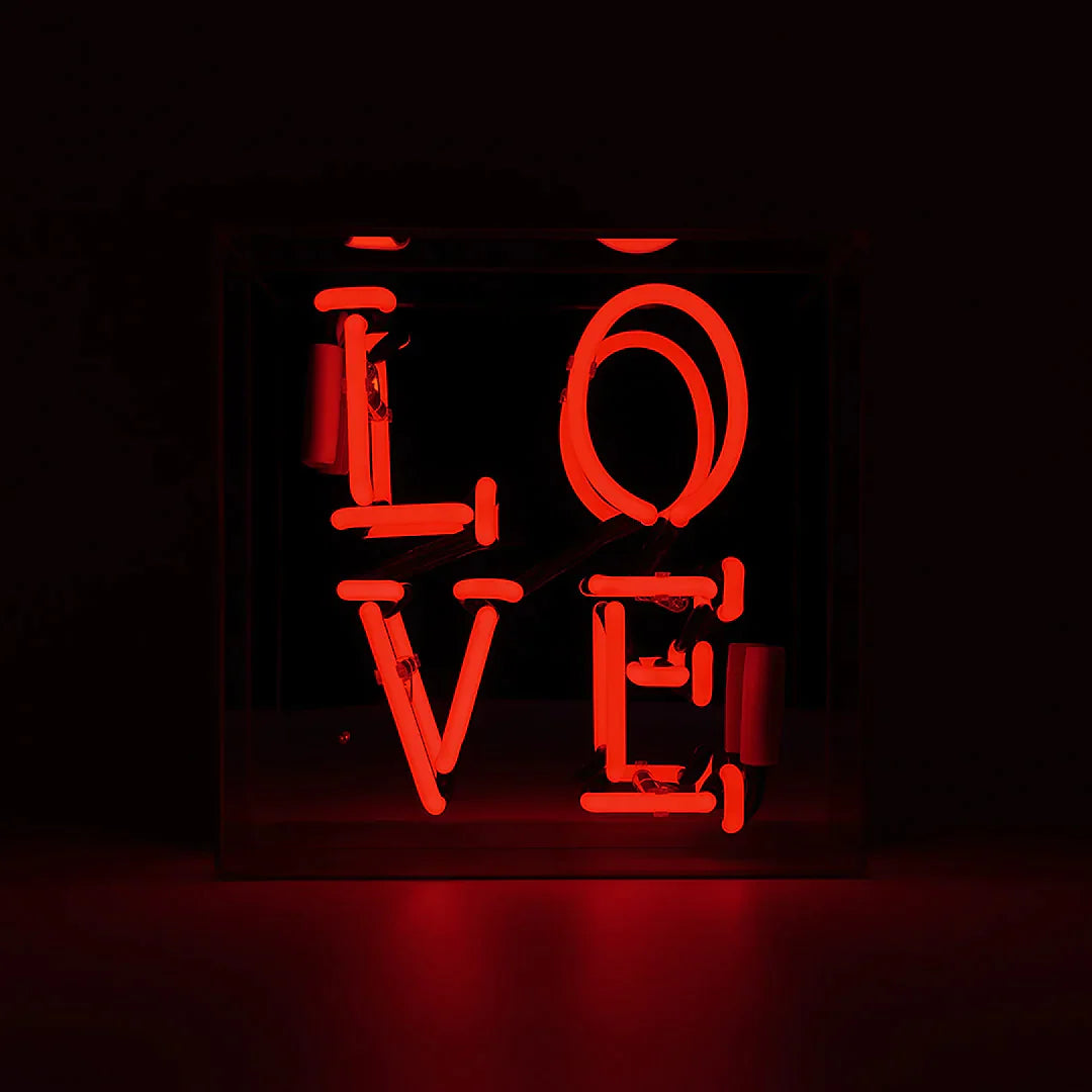 Insegna al neon "LOVE" rossa