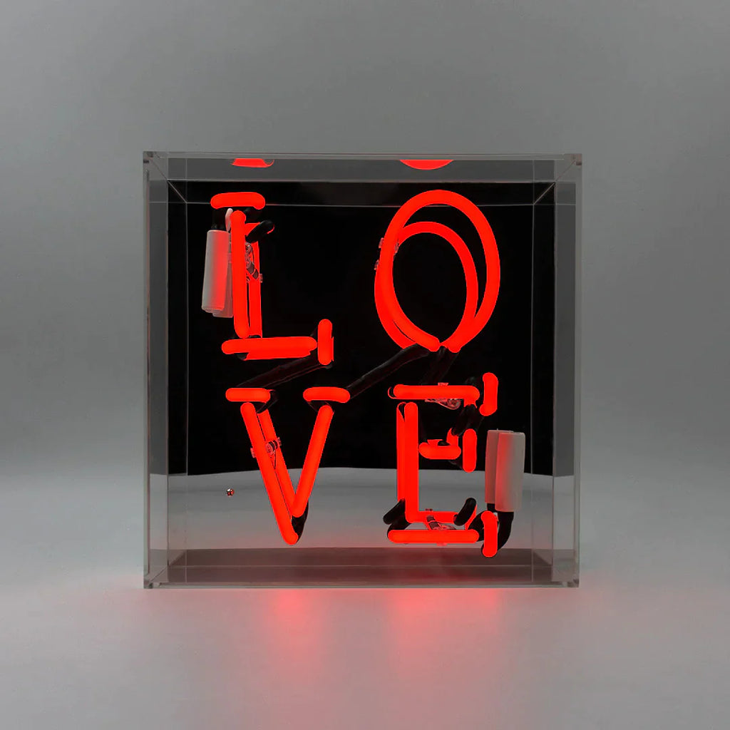 Insegna al neon "LOVE" rossa