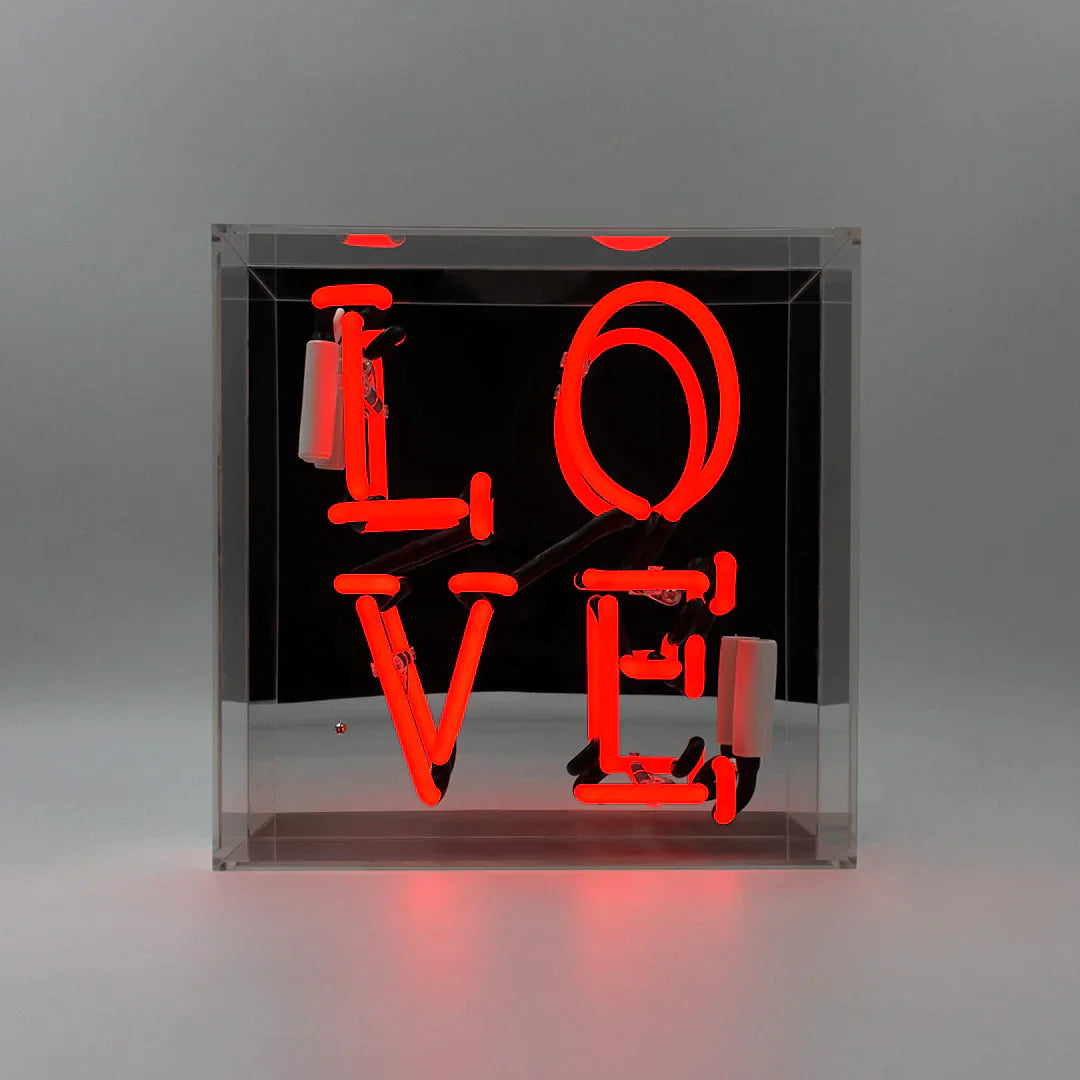 Insegna al neon "LOVE" rossa