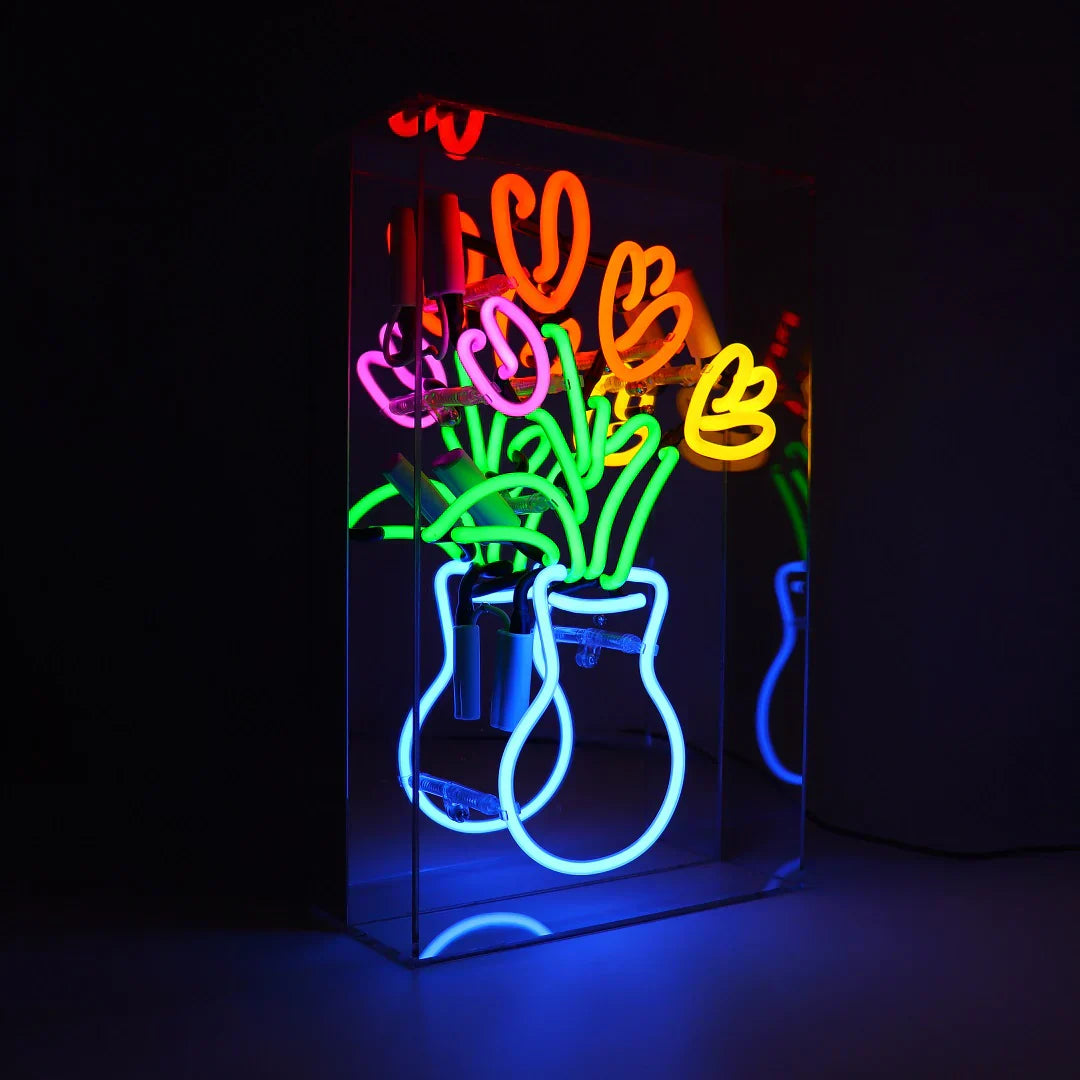 Vaso di tulipani al neon