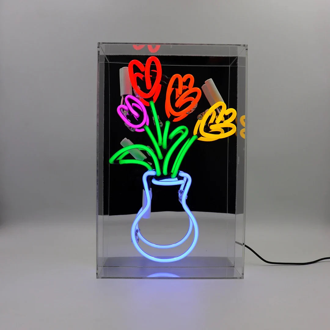 Vaso di tulipani al neon