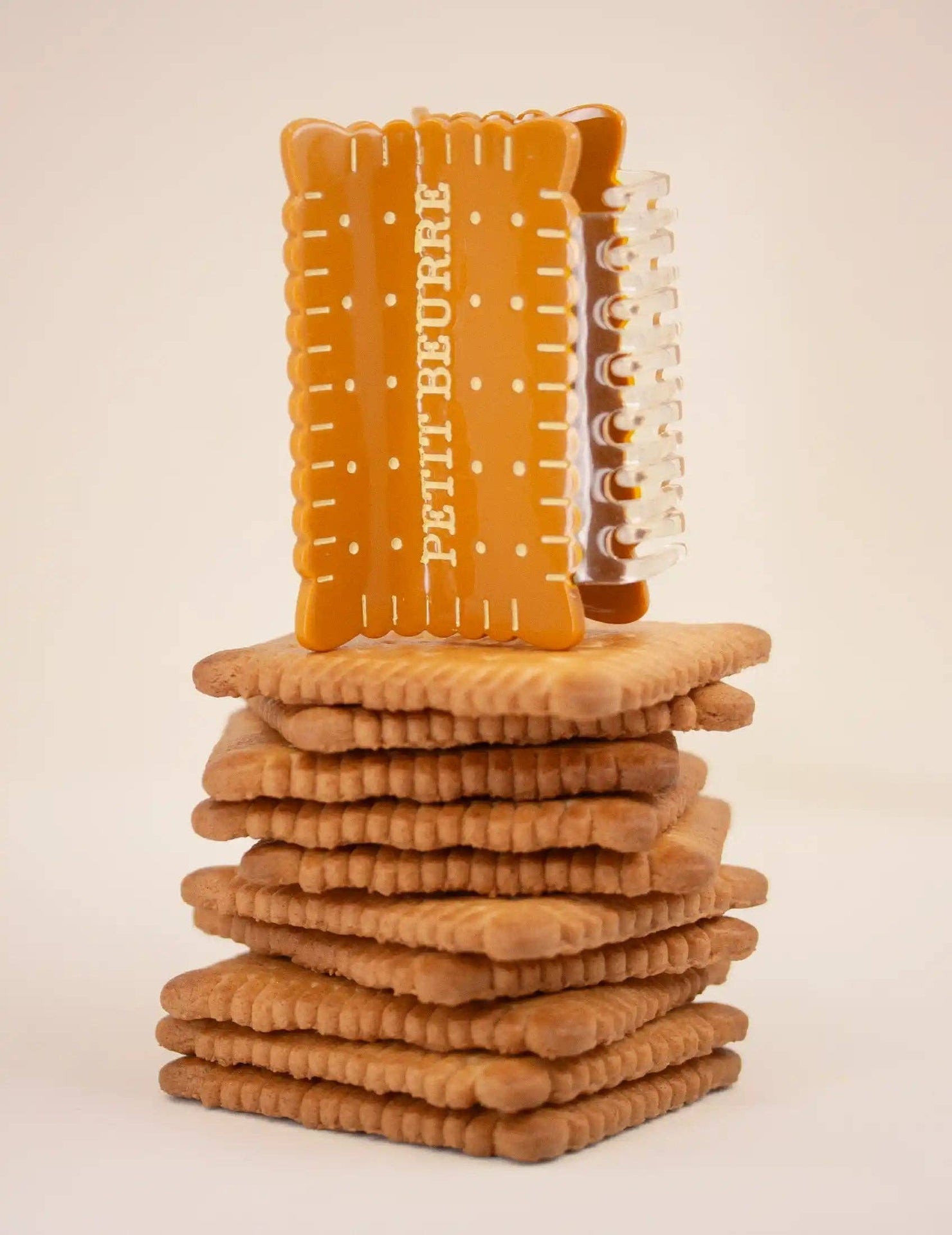 Pince à cheveux – biscuit Petit Beurre français design soigné | Joanna Behar – vue 4