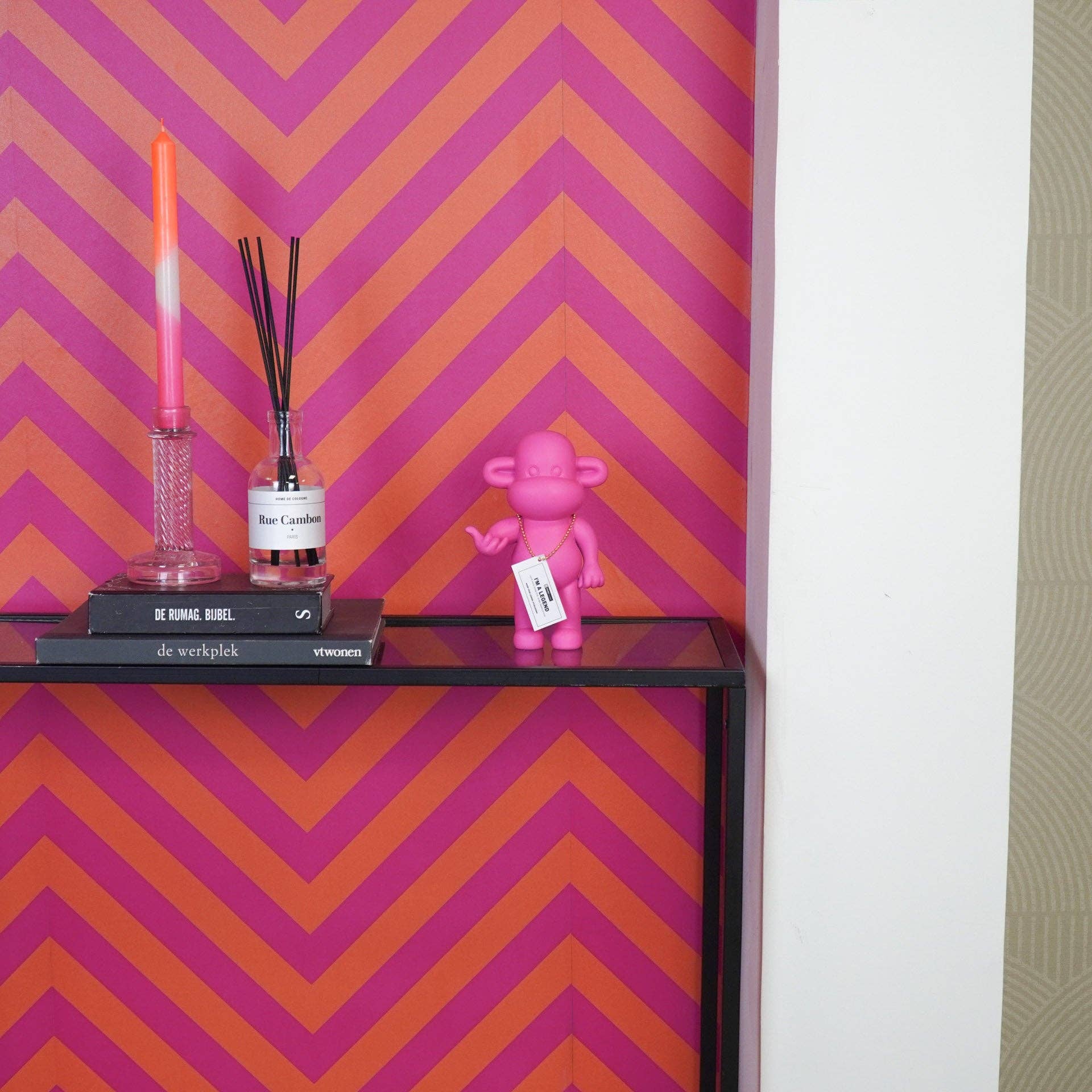 Ornamento - Statuetta Scimmia Hang Loose 'La Leggenda' - Rosa - 11x7x19cm